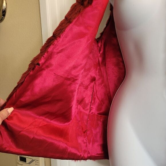 Karma merlot colored faux fur vest in excellent condition - Picture 3 of 7